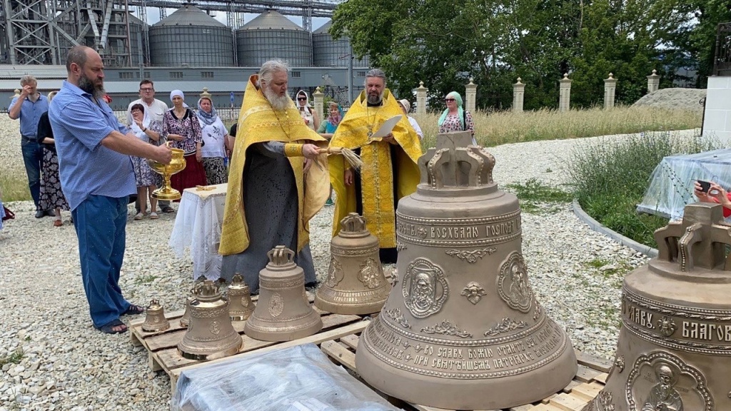 ОСВЯЩЕНИЕ КОЛОКОЛОВ ХРАМА СВЯТИТЕЛЯ СПИРИДОНА ТРИМИФУНТСКОГО  В ПАРКЕ «ЛЕНИНСКОГО КОМСОМОЛА» ГОРОДА НОВОРОССИЙСКА 